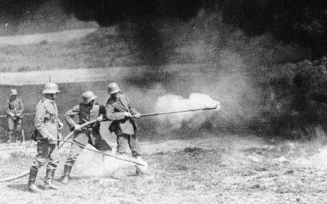 ADN-ZB-Archiv I.Weltkrieg 1914-18 Westeuropäischer Kriegsschauplatz 1917 Einsatz von Flammenwerfern bei den deutschen Truppen. [Scherl Bilderdienst]